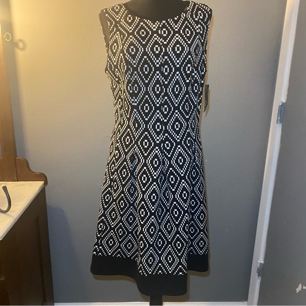ALYX dress NWT Size 12 Black White Pullover Style with Border at Hem‎